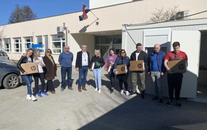 Donacija računala i kartica mobilnog interneta