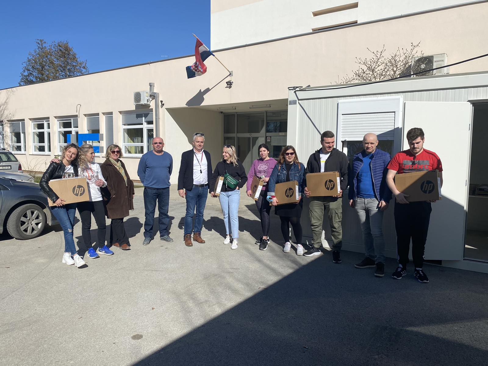 Donacija računala i kartica mobilnog interneta Donacija računala i kartica mobilnog interneta