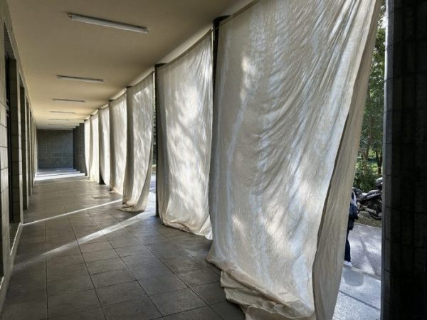 60. Zagrebački Salon – “Provjetravanje” – Instalacija Antonije Balić i Marijane Županić Benić na pročelju Učiteljskog fakulteta Sveučilišta u Zagrebu